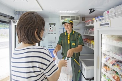 Mobile sales vehicles utilizing pickup and delivery vehicles